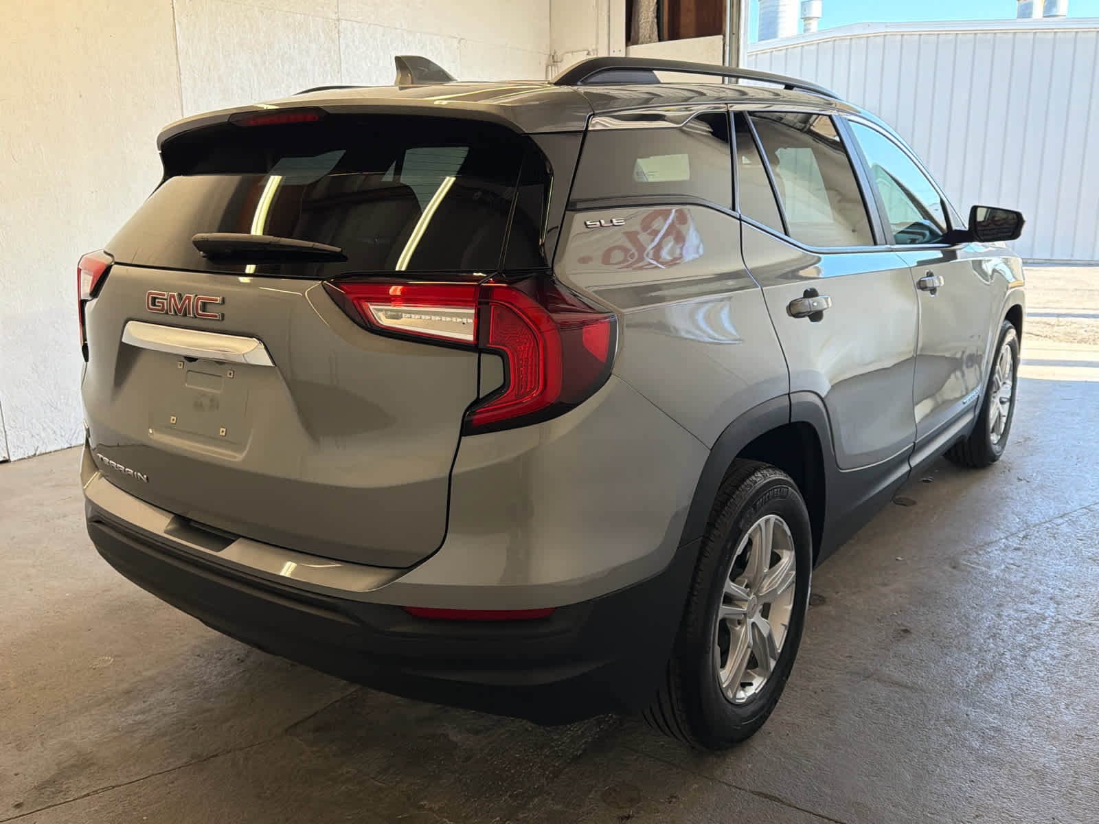 Used 2023 GMC Terrain SLE w/ Driver Convenience Package FWD image 5
