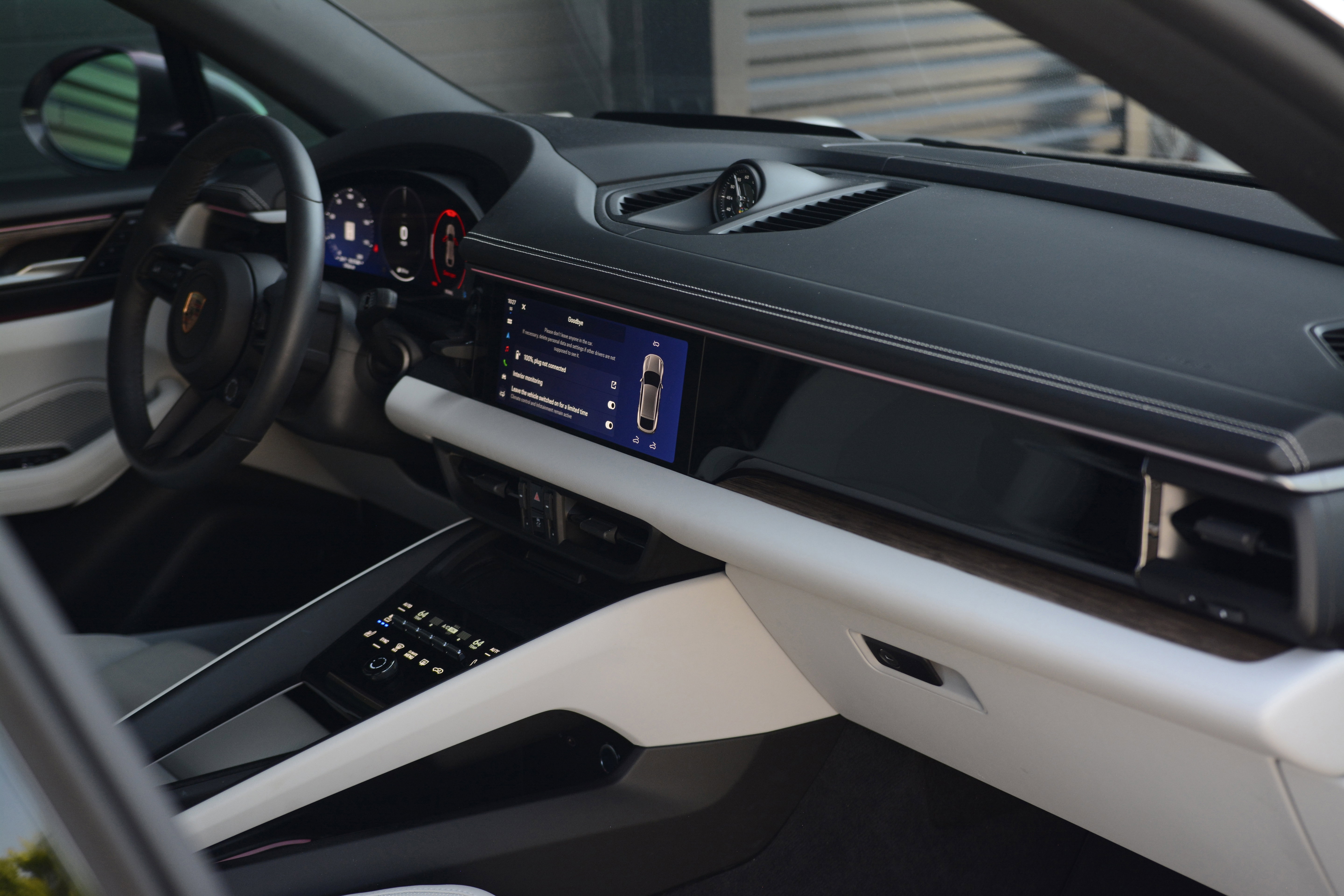 Certified 2025 Porsche Macan 4S Electric AWD/4WD image 27