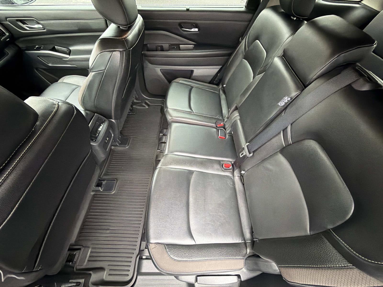 Used 2023 Nissan Pathfinder SL image 3