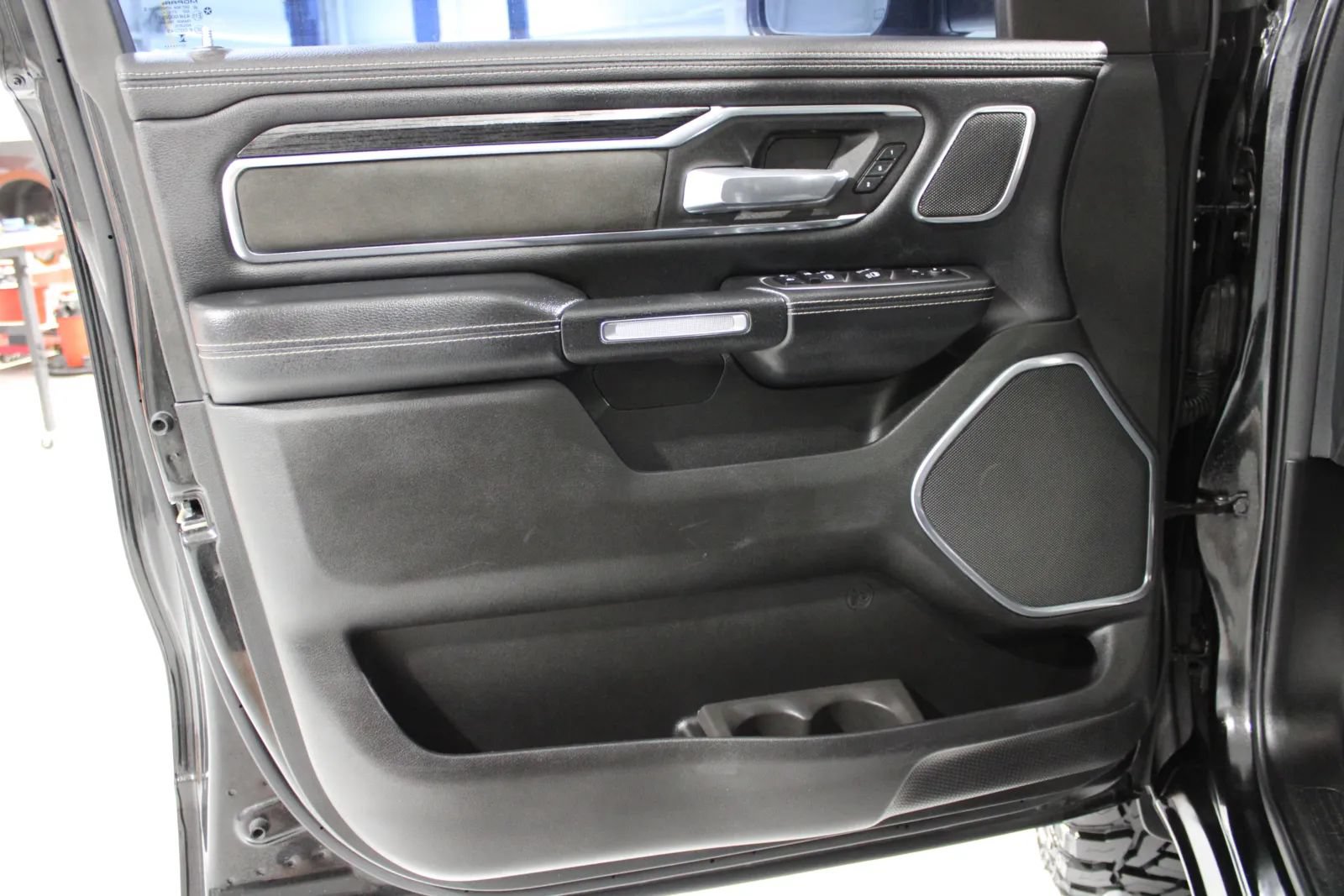 Used 2024 RAM 1500 Laramie AWD/4WD image 12