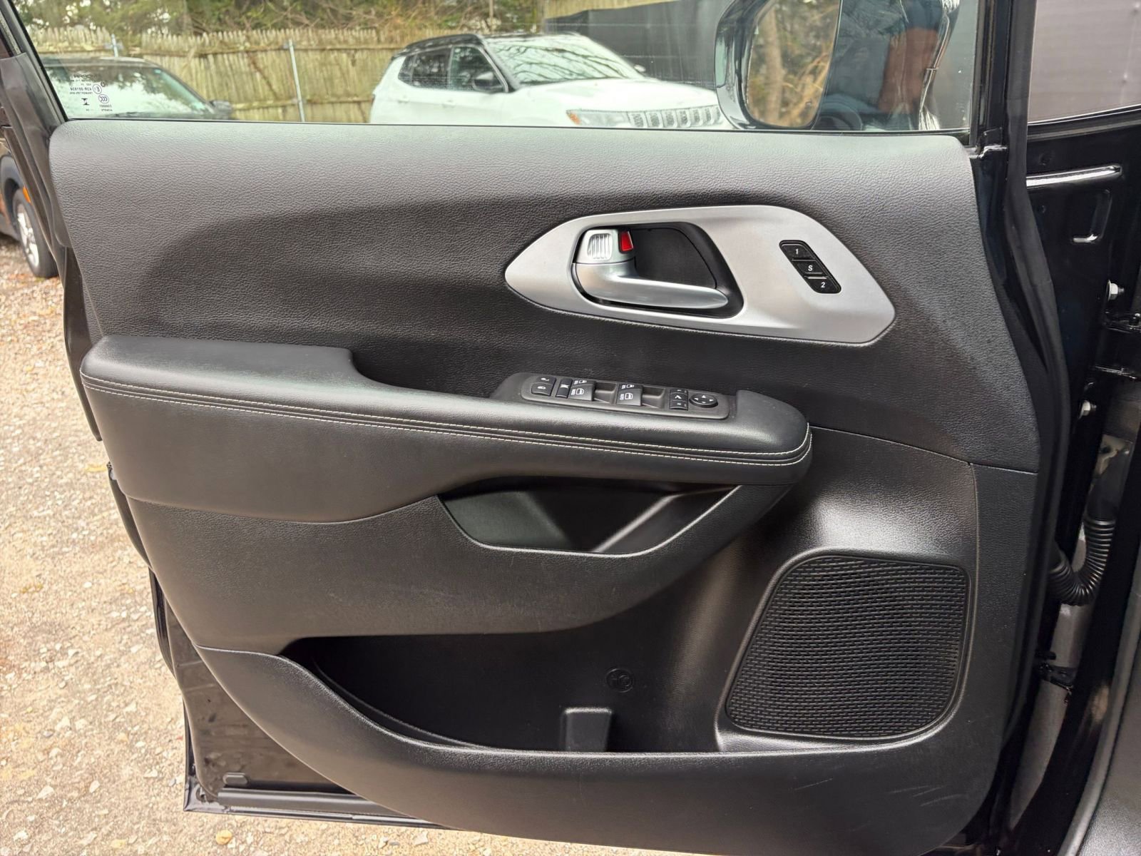 Used 2025 Chrysler Pacifica Limited image 18