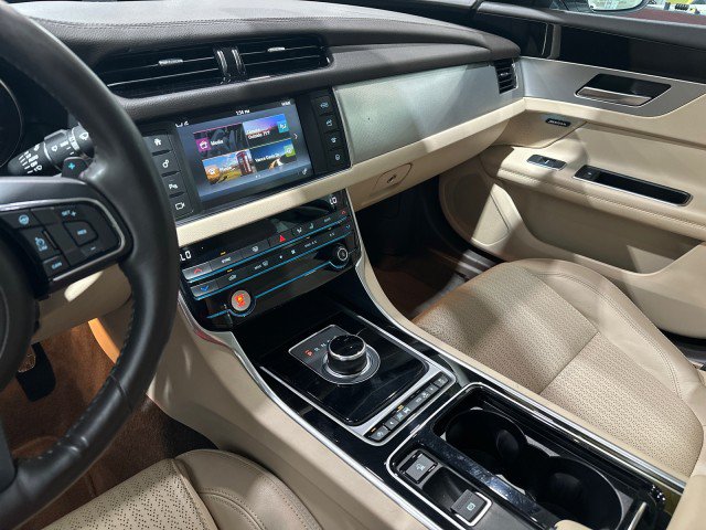 Used 2017 Jaguar XF Prestige RWD image 4