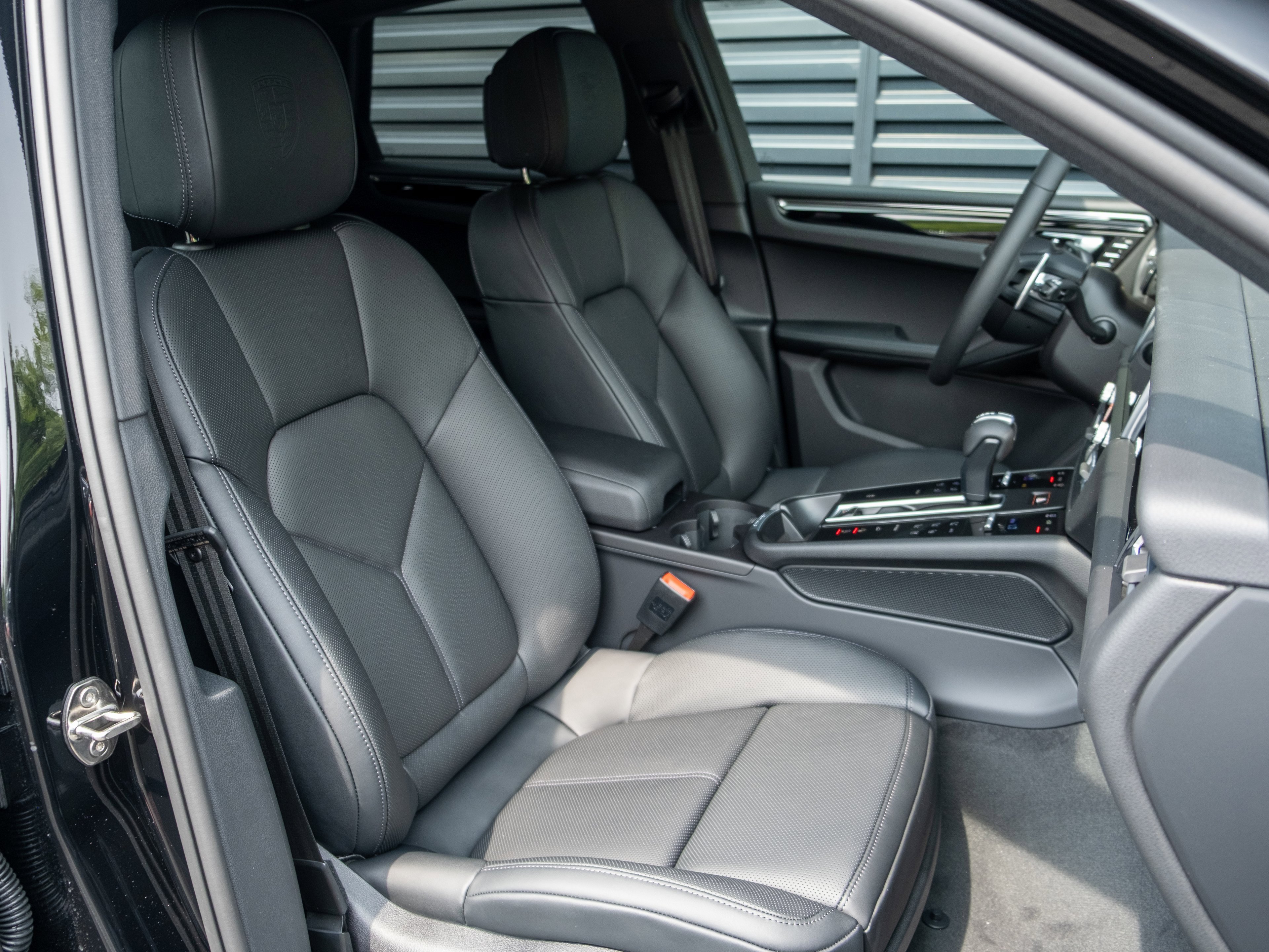 Certified 2025 Porsche Macan image 34