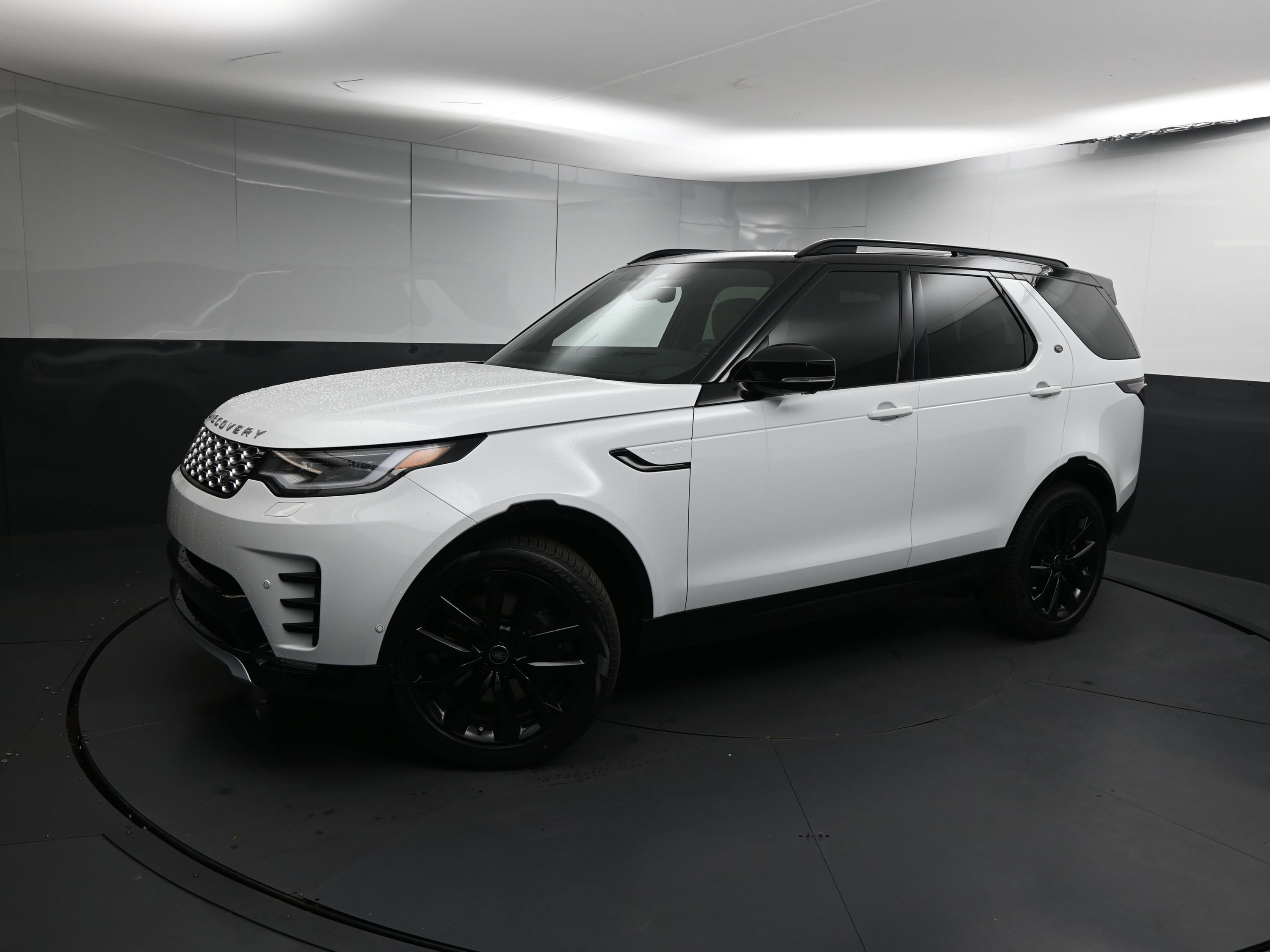 New 2026 Land Rover Discovery Limited Edition image 4