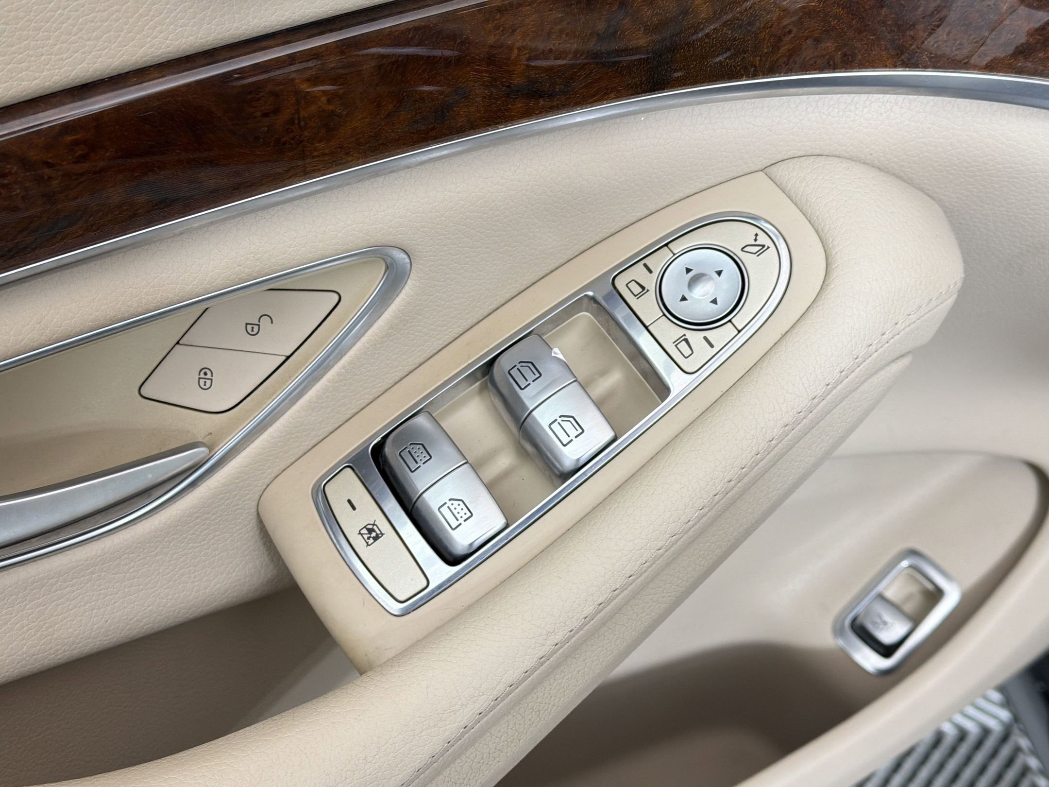 Used 2014 Mercedes-Benz S 550 Sedan image 24