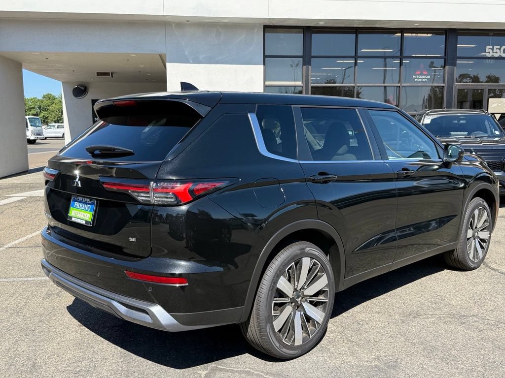 New 2026 Mitsubishi Outlander FWD image 12