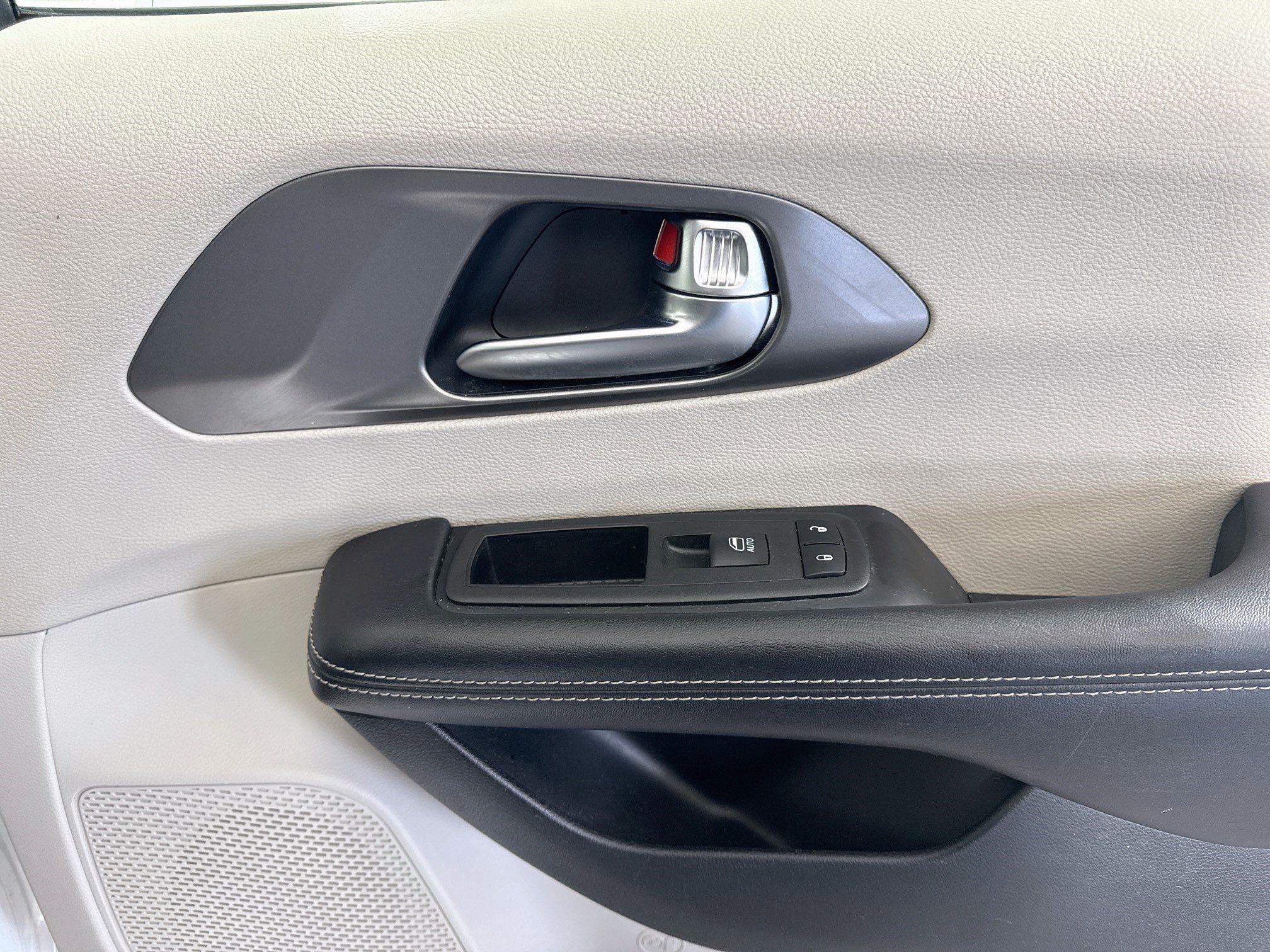 Used 2022 Chrysler Pacifica Touring-L FWD image 31