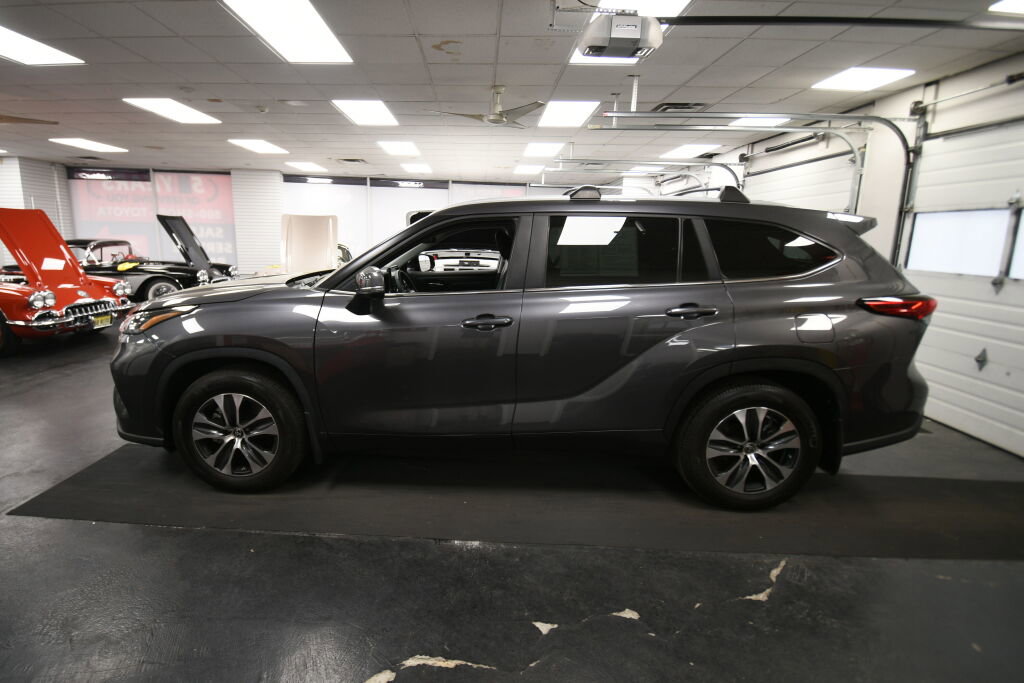 Used 2023 Toyota Highlander XLE image 5