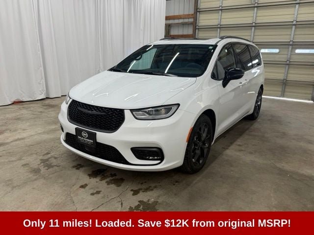 Used 2025 Chrysler Pacifica Limited FWD image 1