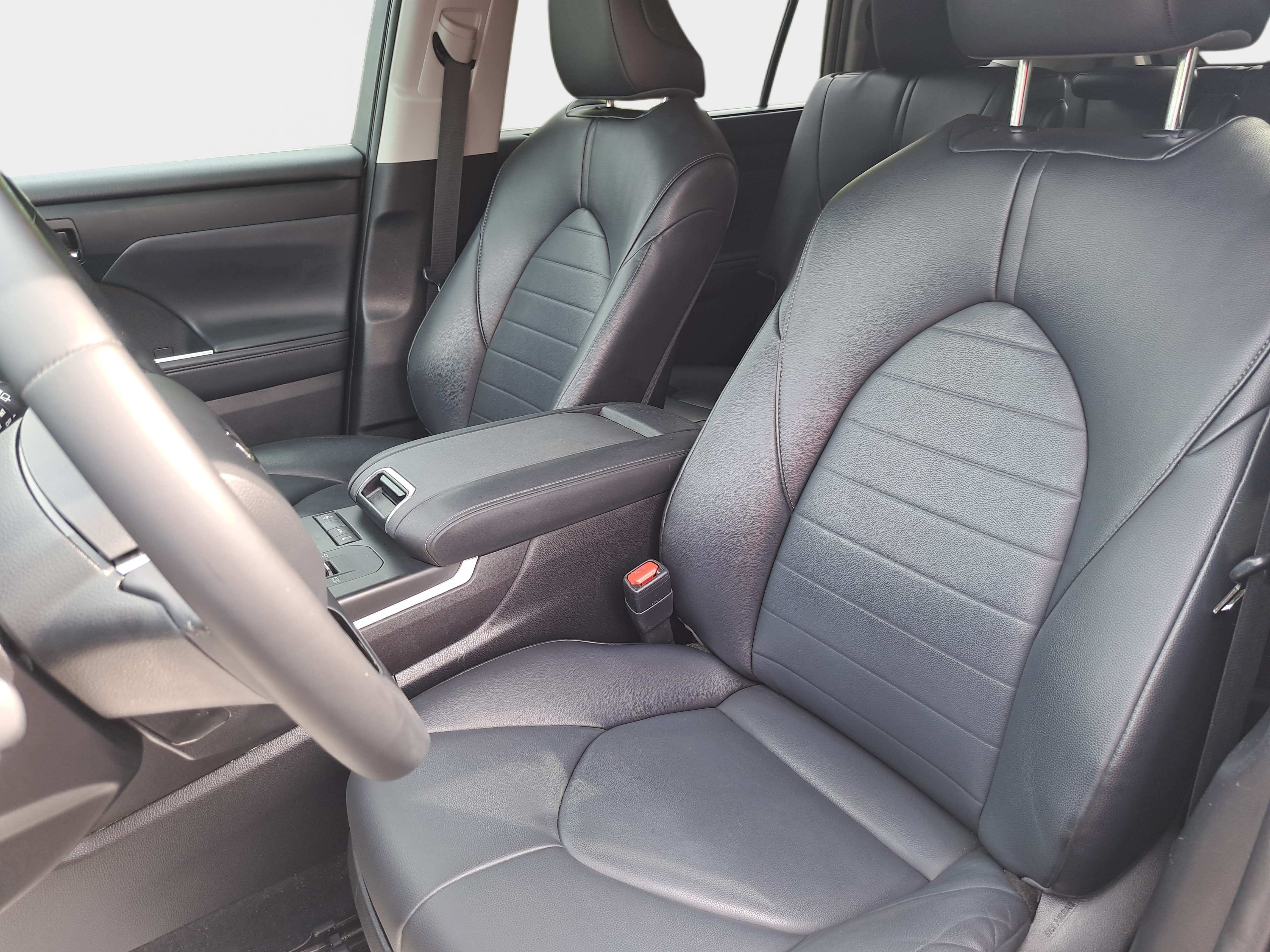 Used 2021 Toyota Highlander XLE FWD image 16