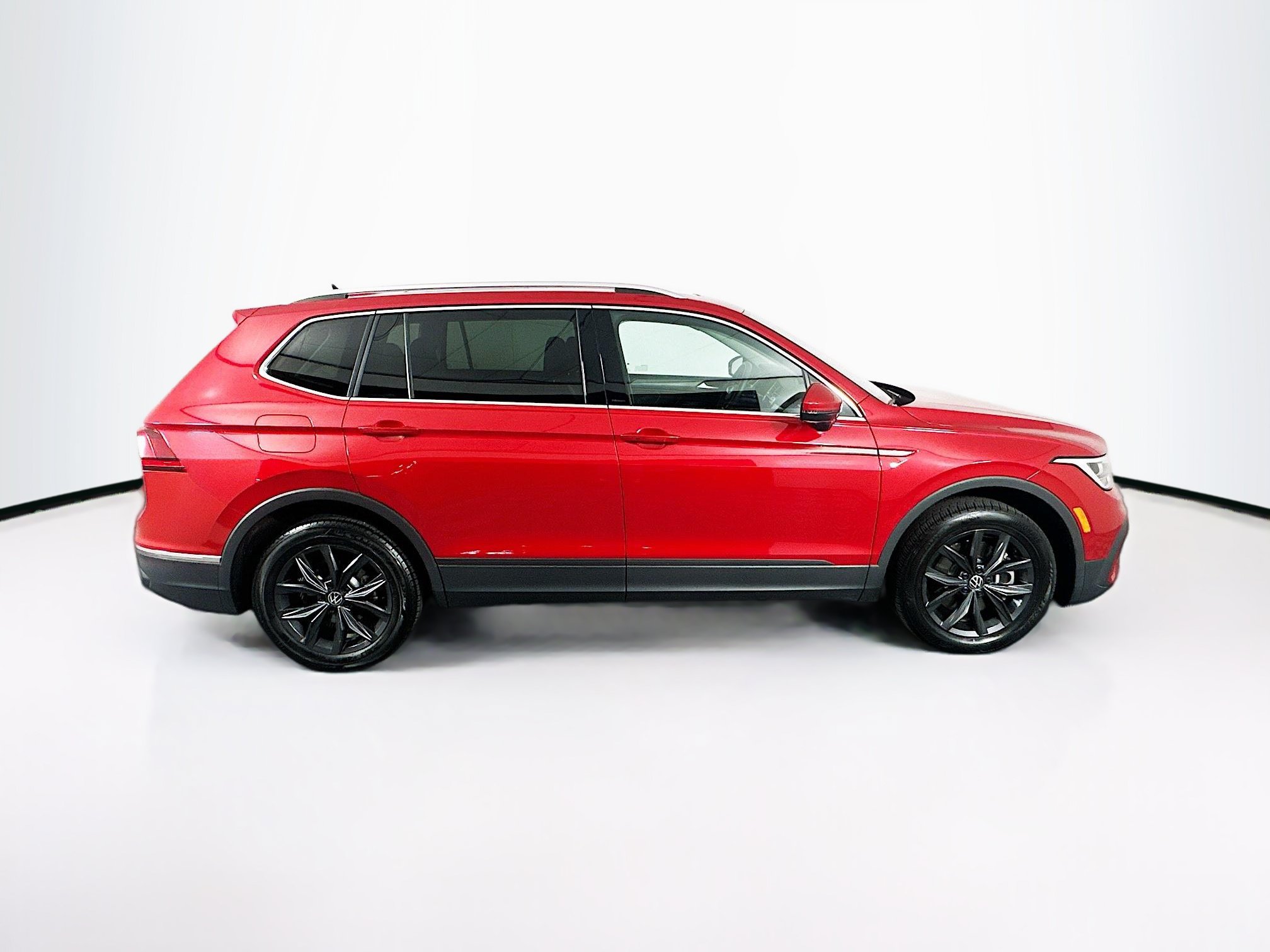 Used 2024 Volkswagen Tiguan SE w/ Panoramic Sunroof Package AWD/4WD image 10