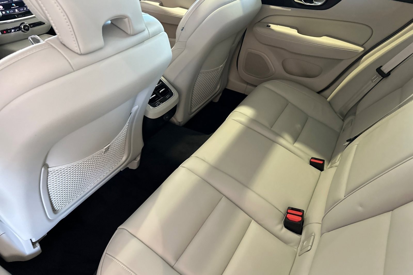 New 2026 Volvo V60 B5 Cross Country Ultra w/ Climate Package image 4