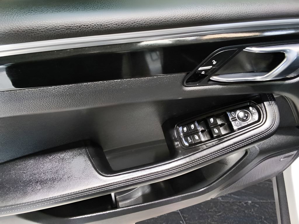 Used 2018 Porsche Macan w/ Premium Package image 11