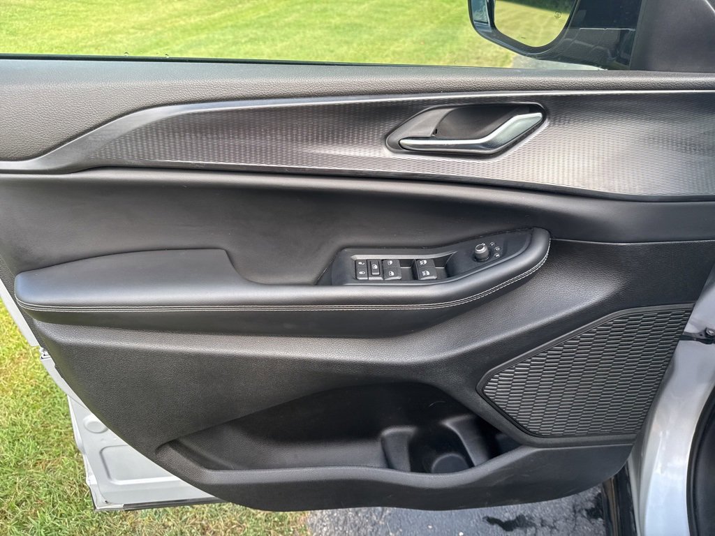 Used 2024 Jeep Grand Cherokee Altitude image 12