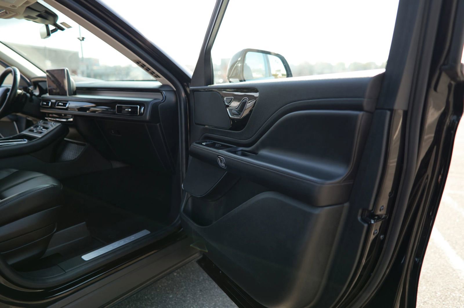 Used 2023 Lincoln Aviator AWD image 28