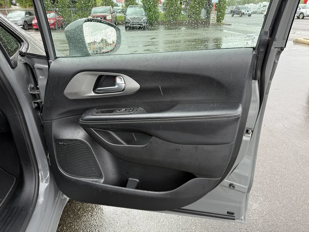 Used 2022 Chrysler Pacifica Limited w/ S Appearance Package AWD/4WD image 29