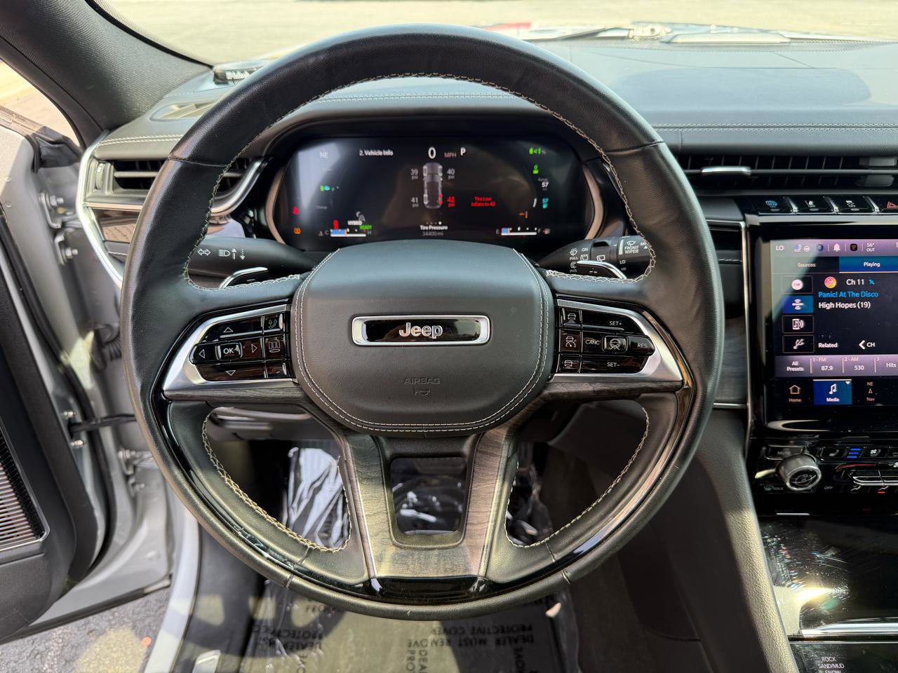 Used 2022 Jeep Grand Cherokee Overland w/ Advanced Protech Group III image 25