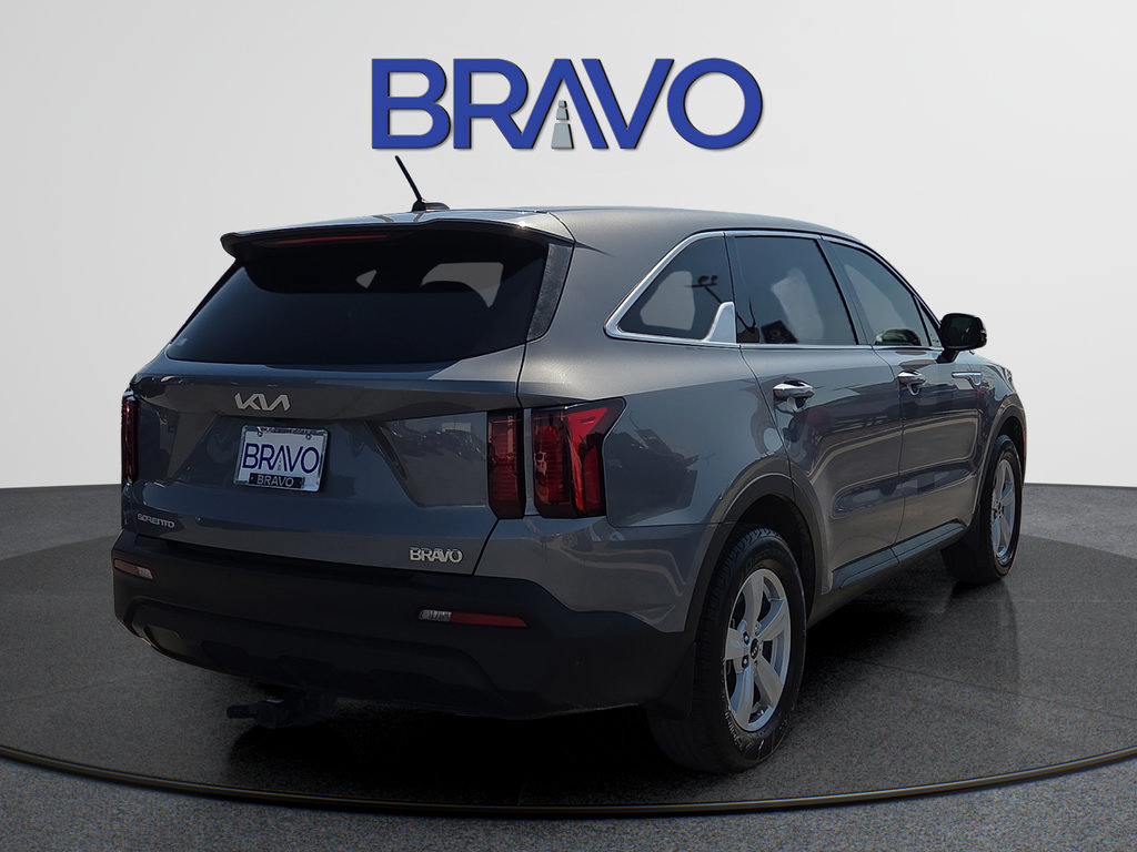 Used 2023 Kia Sorento LX FWD image 4