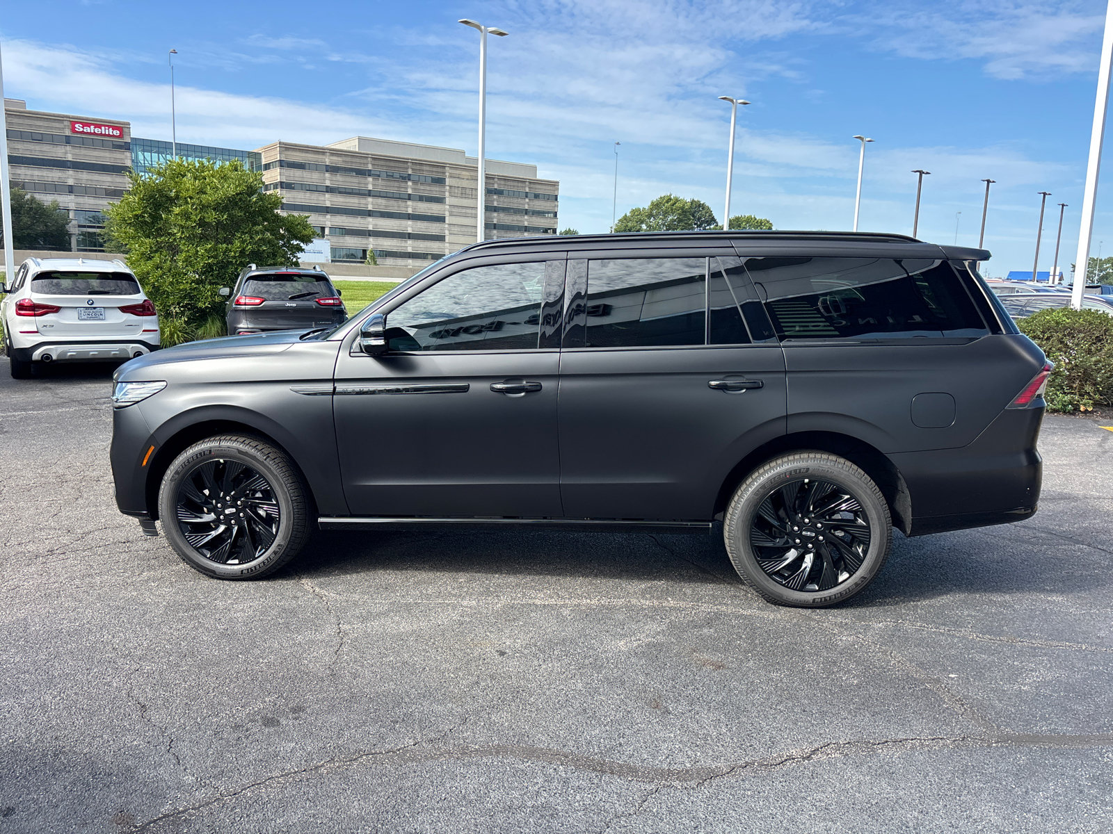 New 2027 Lincoln Navigator Reserve w/ Jet Appearance Package AWD/4WD image 4