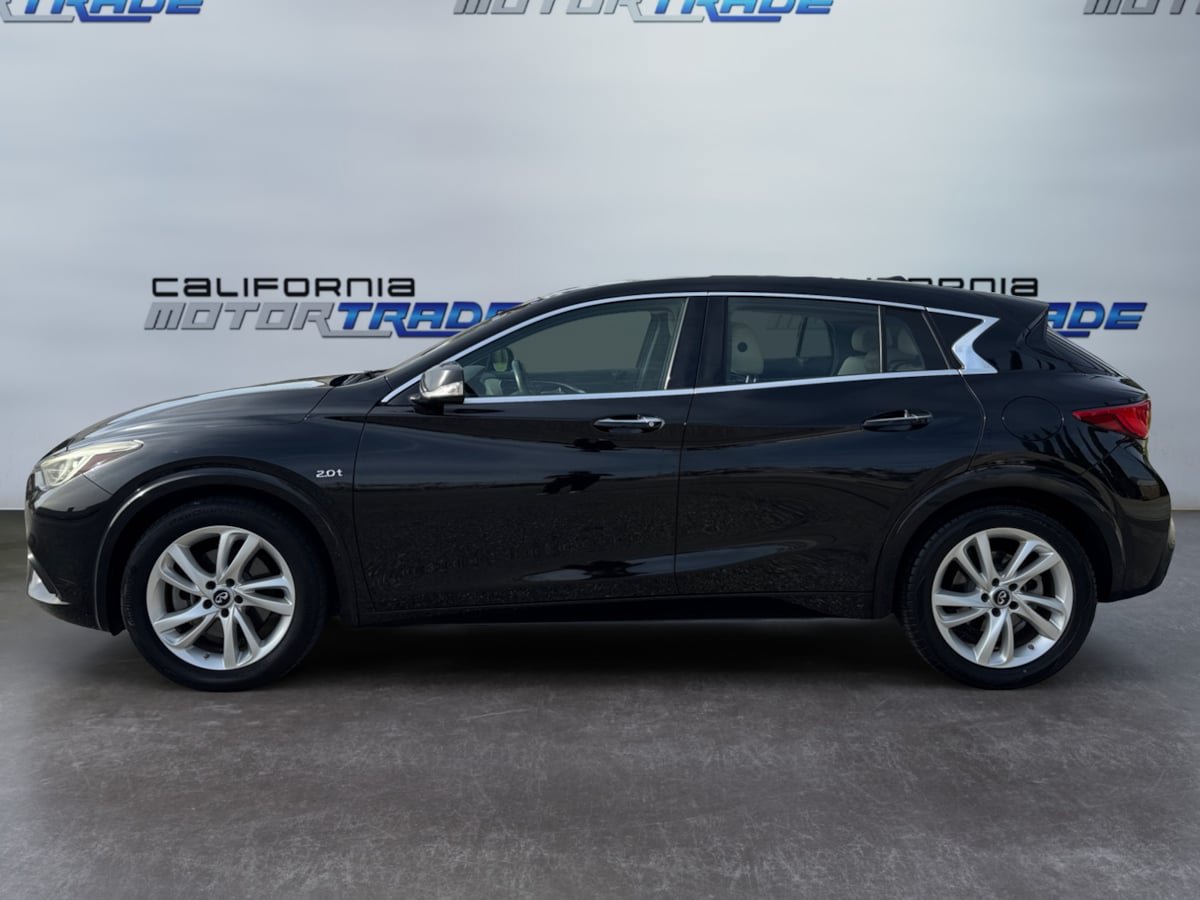 Used 2018 INFINITI QX30 w/ Cargo Package FWD image 8