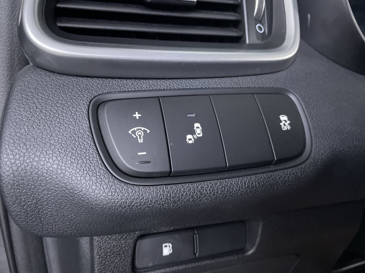 Used 2020 Kia Sorento LX AWD/4WD image 26