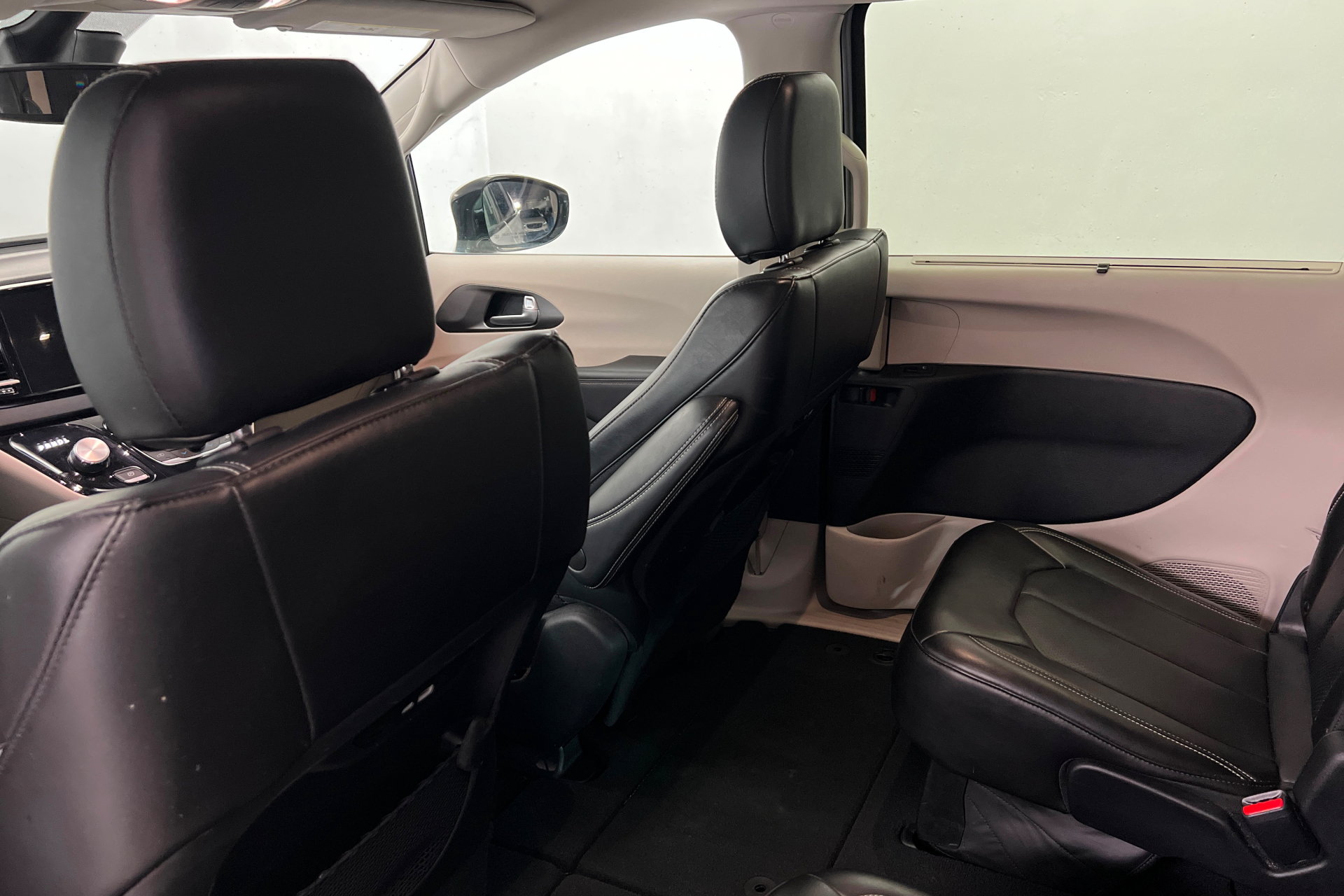 Used 2024 Chrysler Pacifica Touring-L FWD image 18
