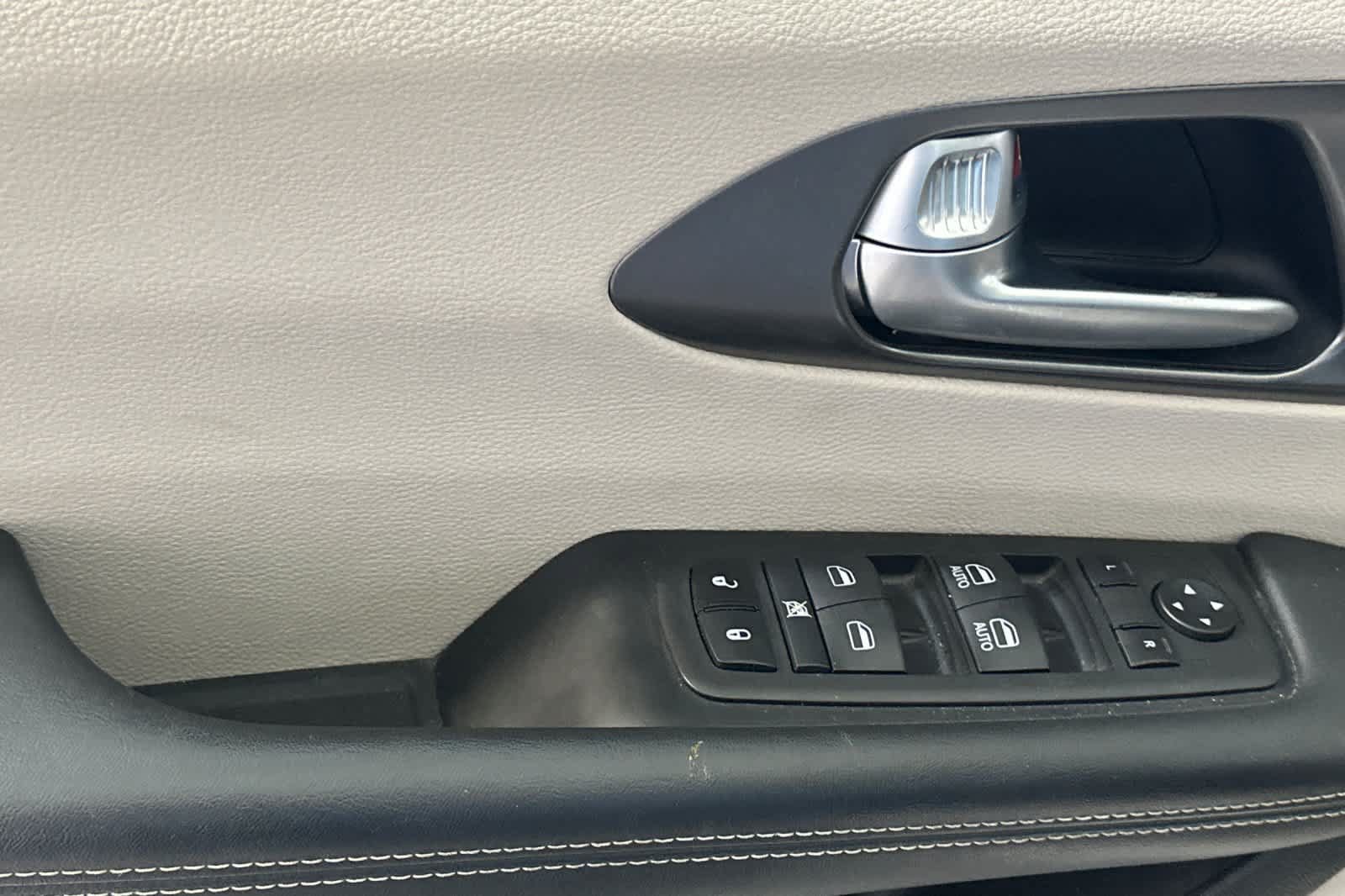 Used 2024 Chrysler Pacifica Limited FWD image 15