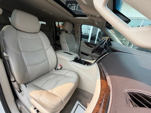 Used 2017 Cadillac Escalade ESV Luxury AWD/4WD image 12
