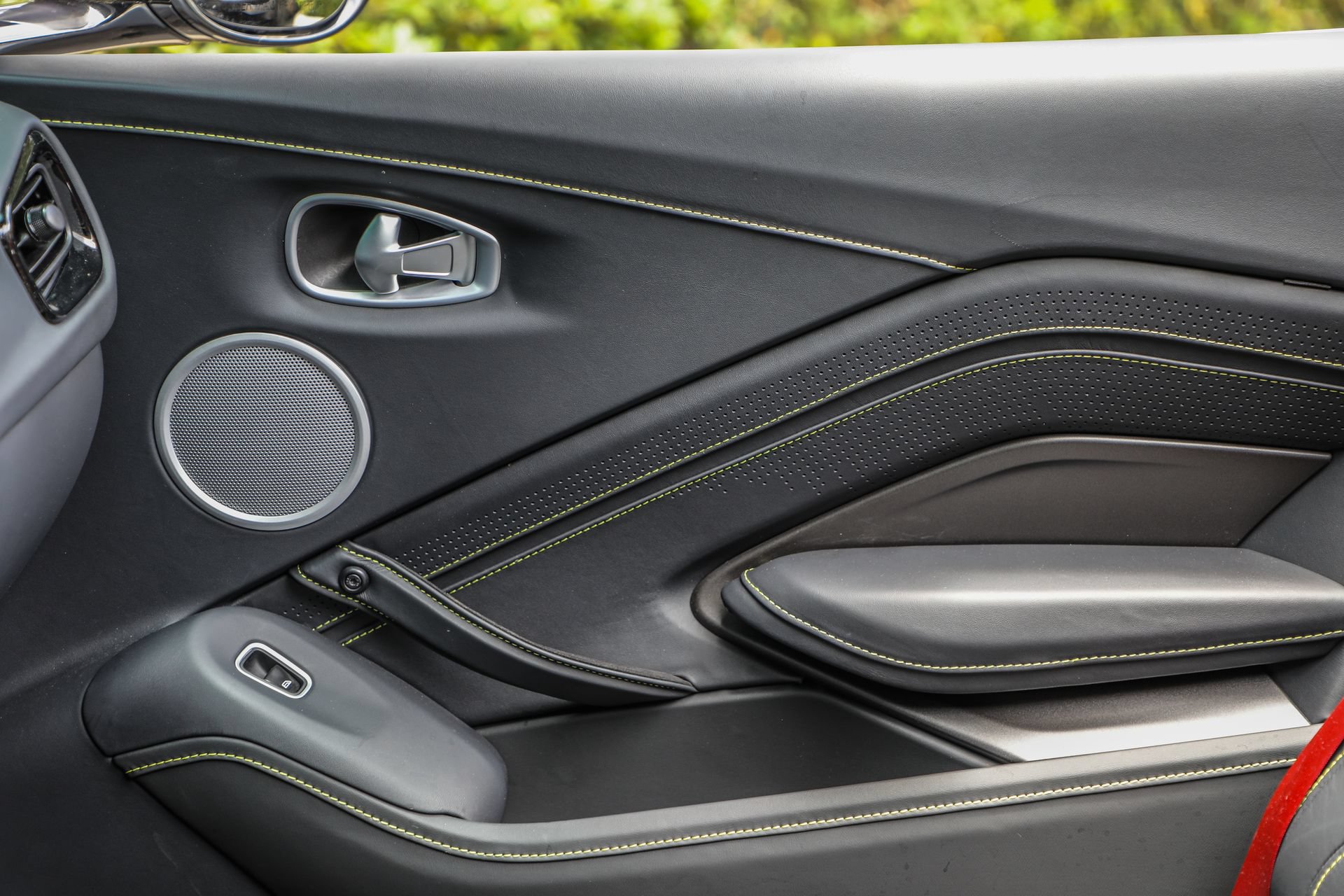 Used 2023 Aston Martin V8 Vantage Roadster RWD image 24