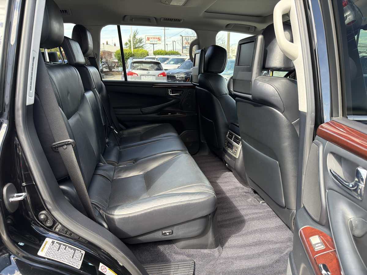 Used 2013 Lexus LX 570 4WD w/ Luxury Pkg image 16