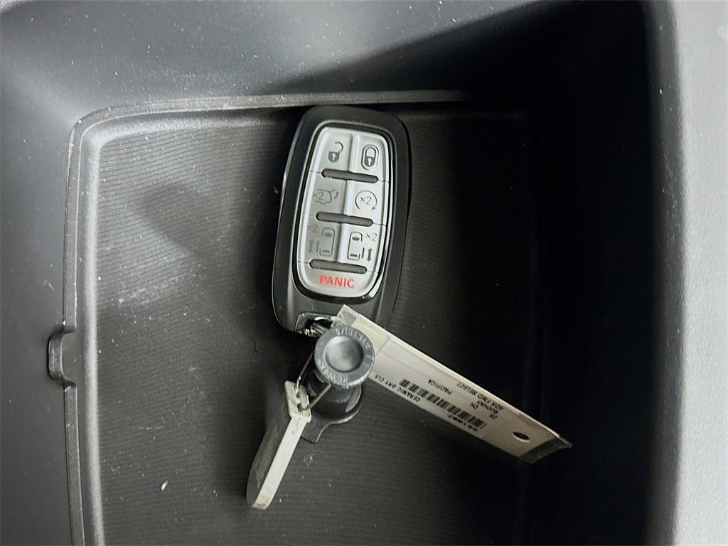 New 2025 Chrysler Pacifica Select w/ Uconnect Theater Family Group image 20