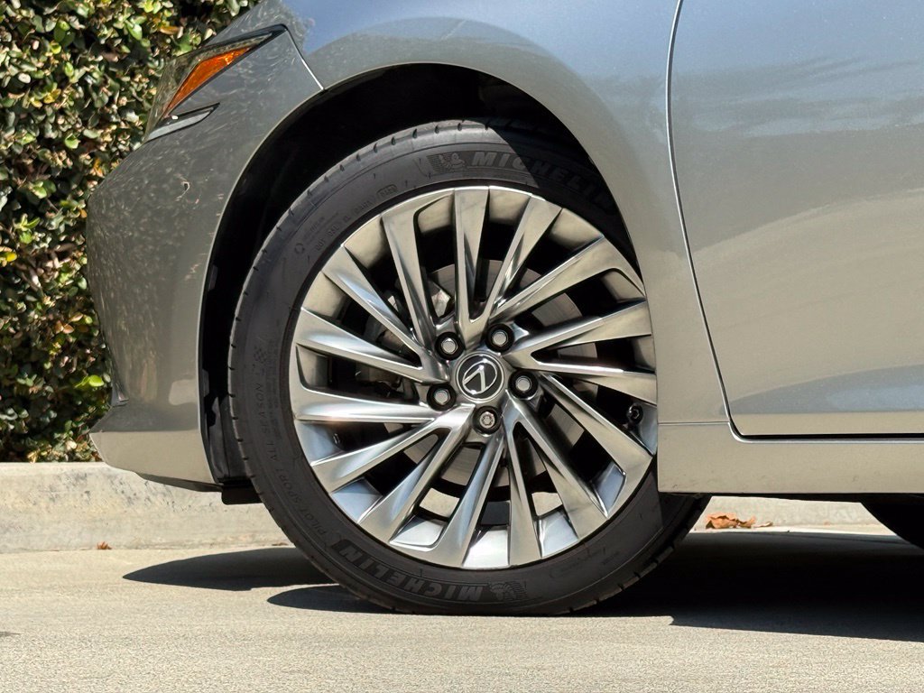 Used 2019 Lexus ES 300h w/ Accessory Package FWD image 9