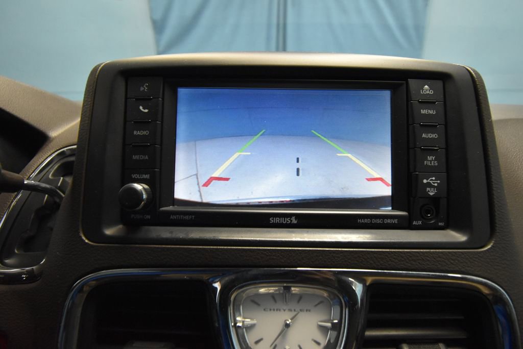 Used 2016 Chrysler Town & Country Touring FWD image 17