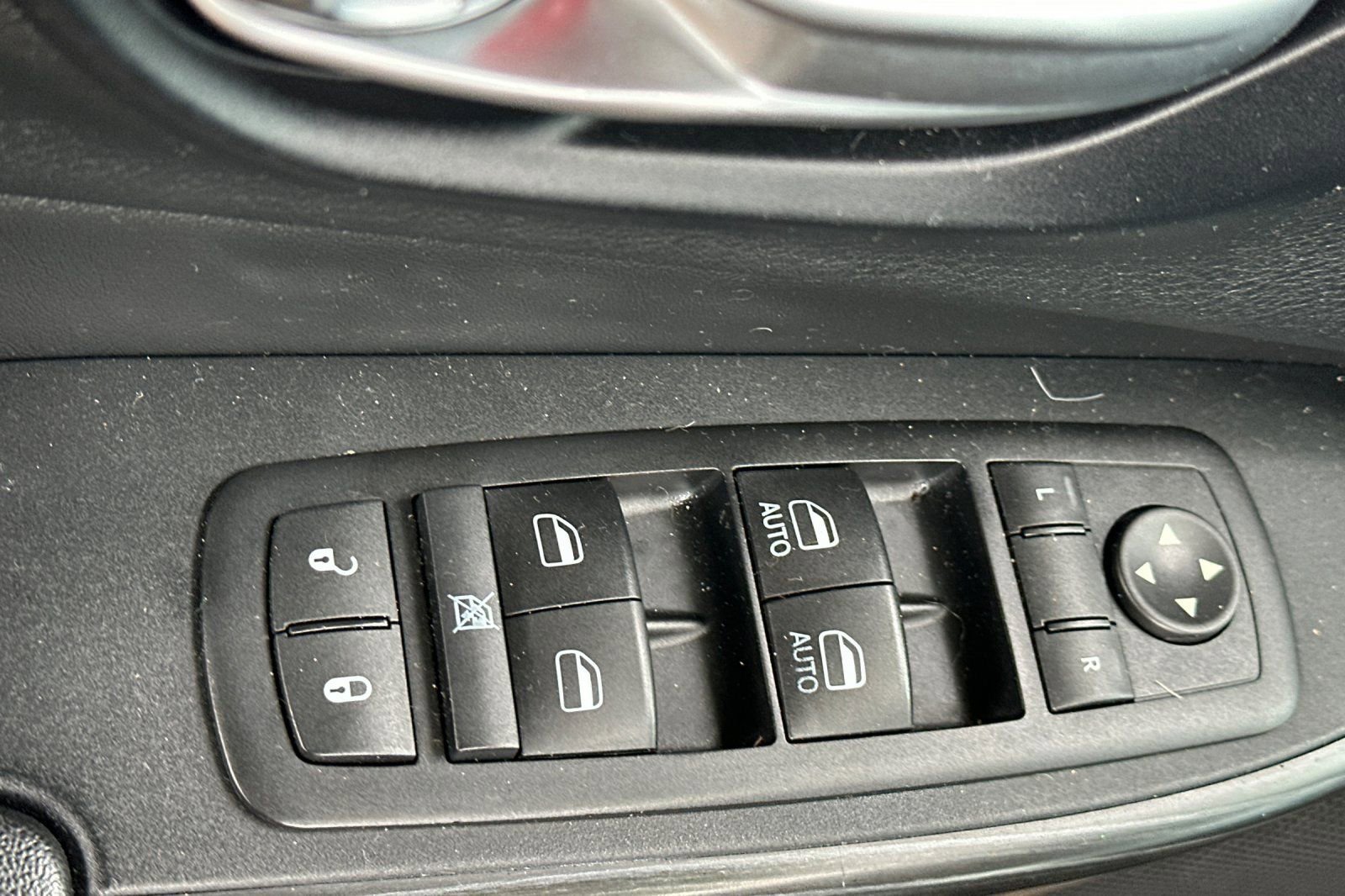 Used 2015 Jeep Cherokee Trailhawk AWD/4WD image 11