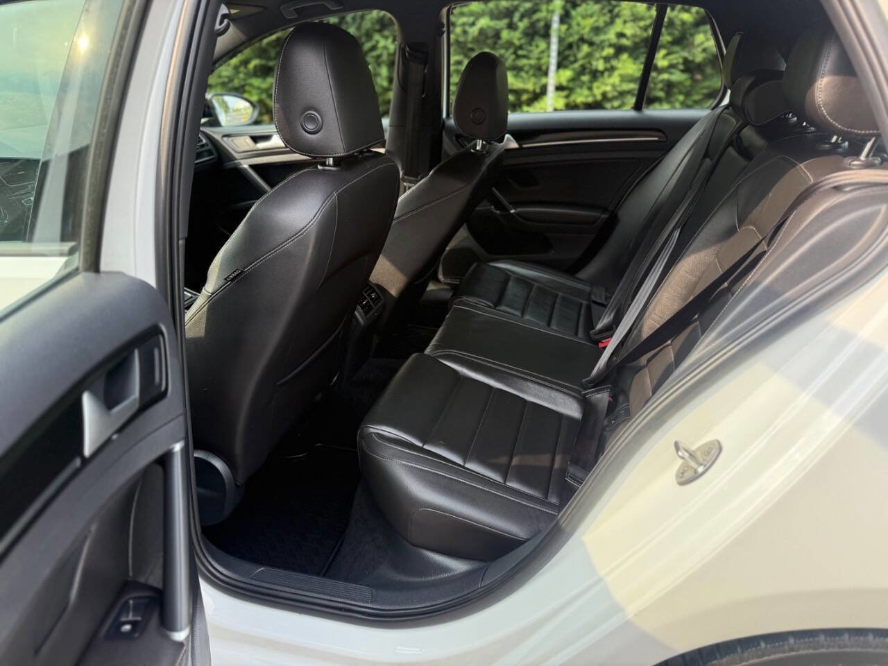 Used 2015 Volkswagen Golf R 4-Door image 29