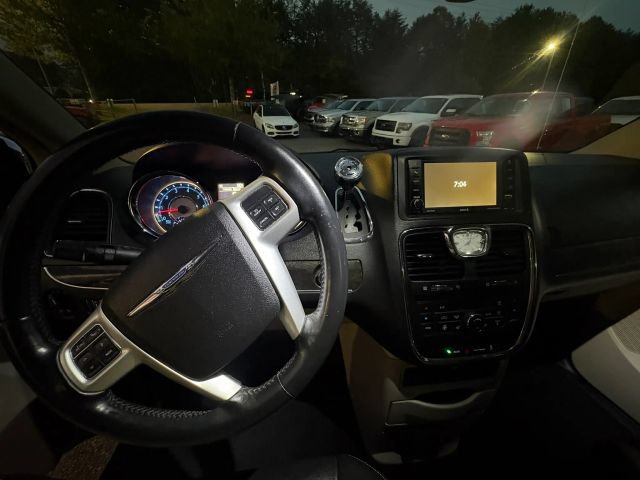 Used 2015 Chrysler Town & Country Touring-L w/ Driver Convenience Group FWD image 17