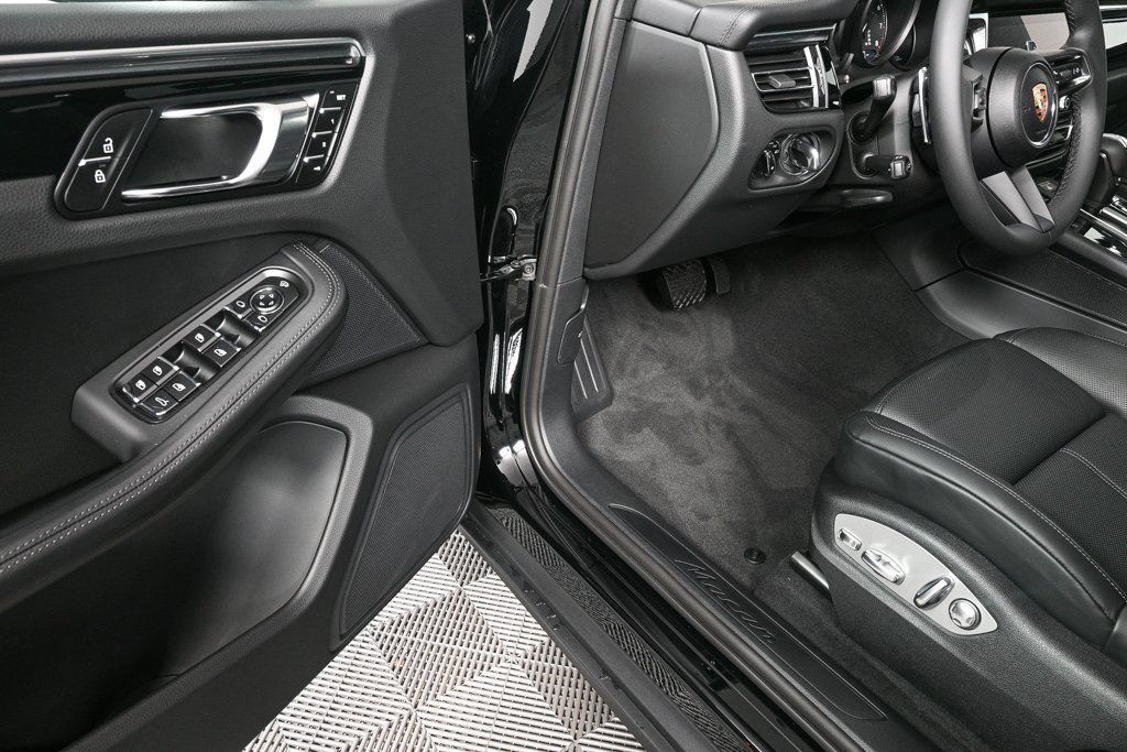 Certified 2025 Porsche Macan image 7