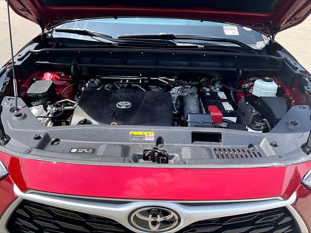 Used 2022 Toyota Highlander XLE AWD/4WD image 29