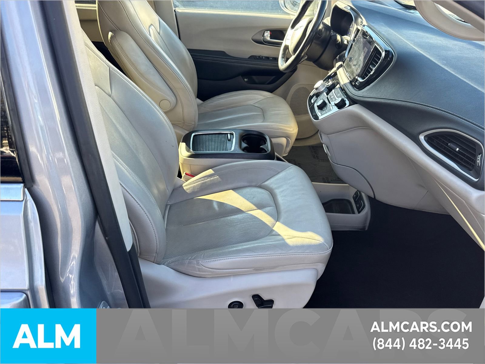 Used 2021 Chrysler Pacifica Touring-L image 17