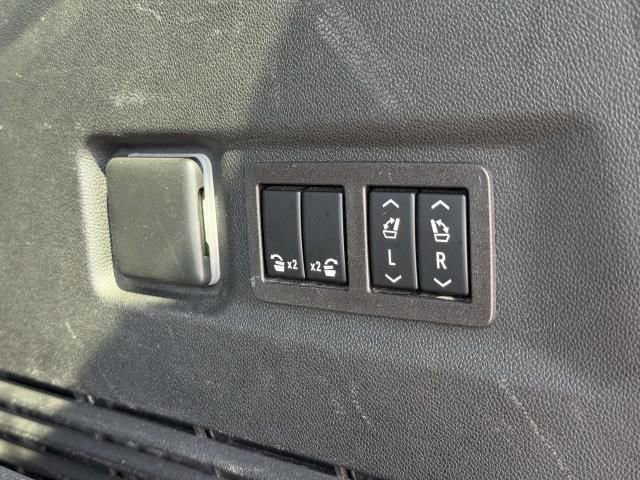 Used 2023 GMC Yukon XL SLT w/ SLT Premium Package AWD/4WD image 9