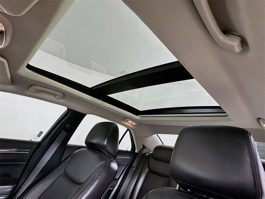 Used 2020 Chrysler 300 Touring L w/ Value Package image 11