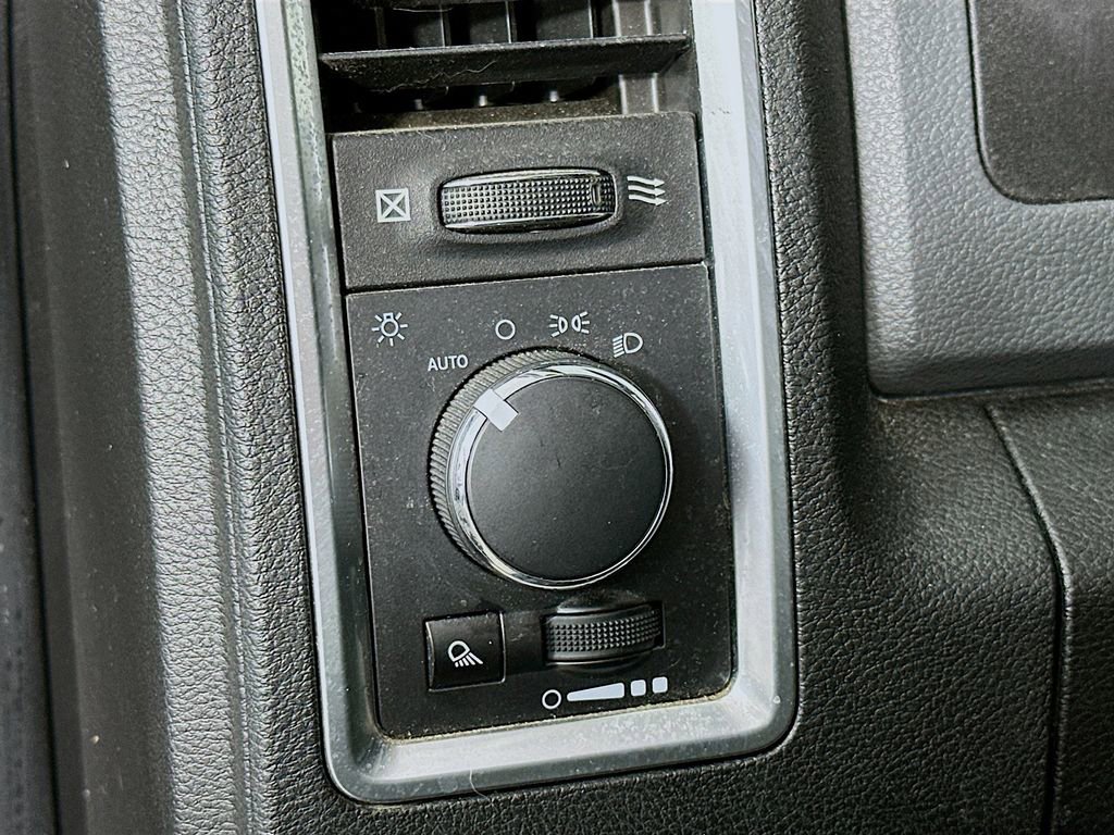 Certified 2019 RAM 1500 Classic SLT w/ Luxury Group image 16