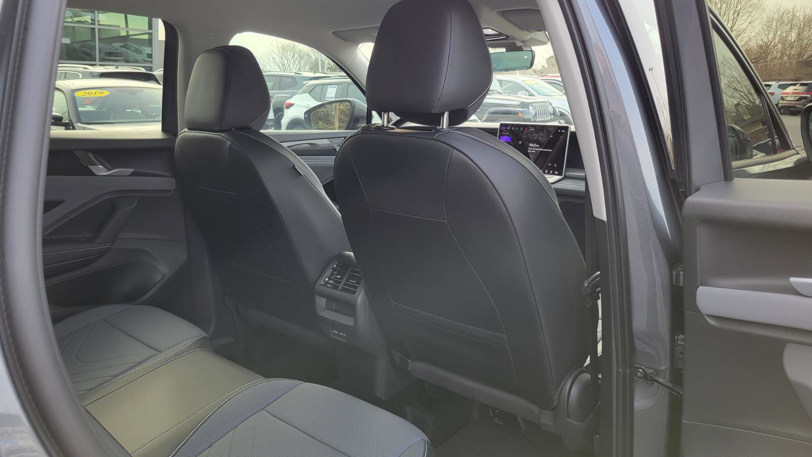 Used 2025 Volkswagen Tiguan SE image 43