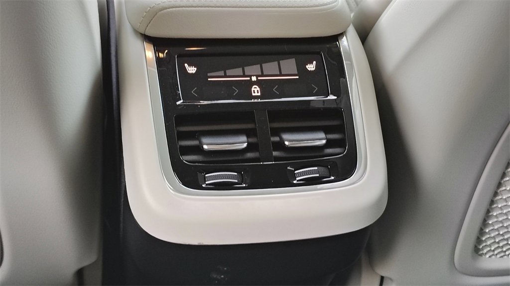 New 2026 Volvo XC60 B5 Ultra w/ Climate Package image 30