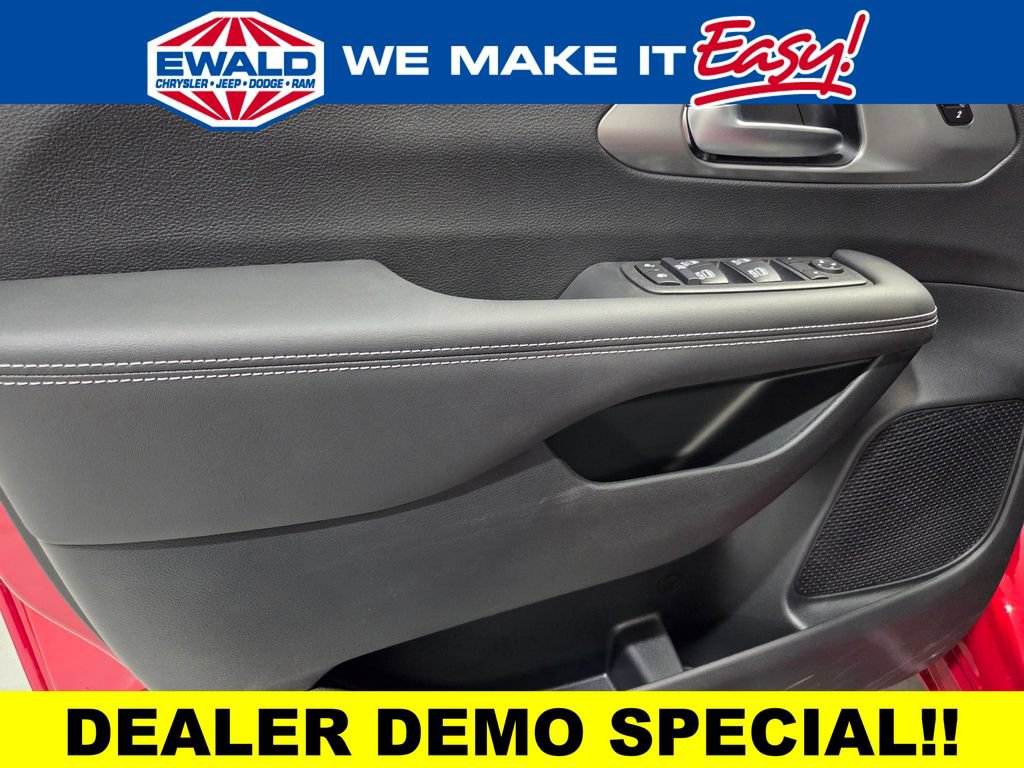 New 2026 Chrysler Pacifica Select AWD/4WD image 10
