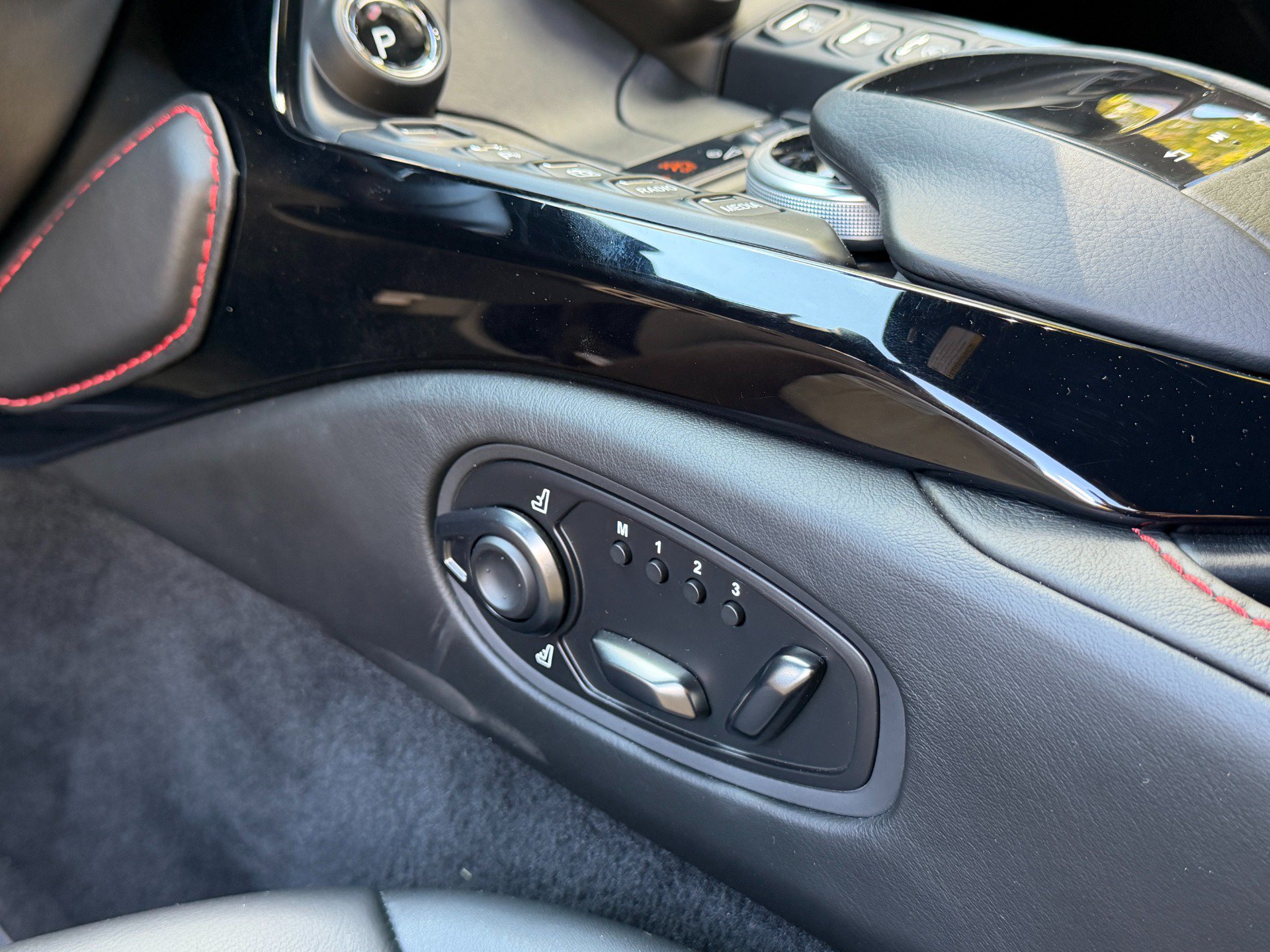 Used 2020 Aston Martin V8 Vantage Coupe RWD image 49