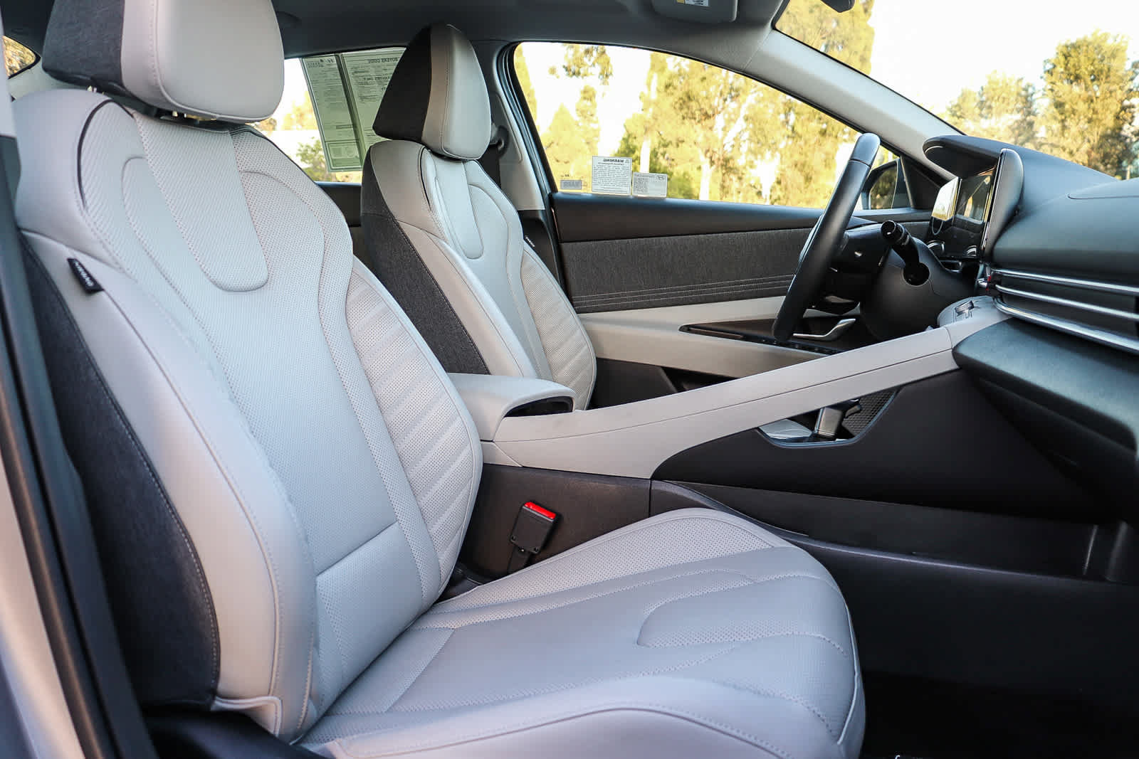 Certified 2025 Hyundai Elantra Limited FWD image 17