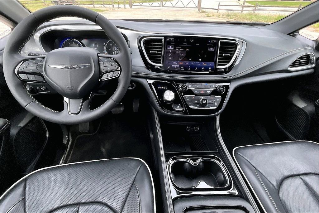 Used 2025 Chrysler Pacifica Limited FWD image 13