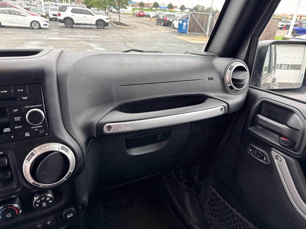 Used 2016 Jeep Wrangler Unlimited Sahara w/ Dual Top Group AWD/4WD image 18