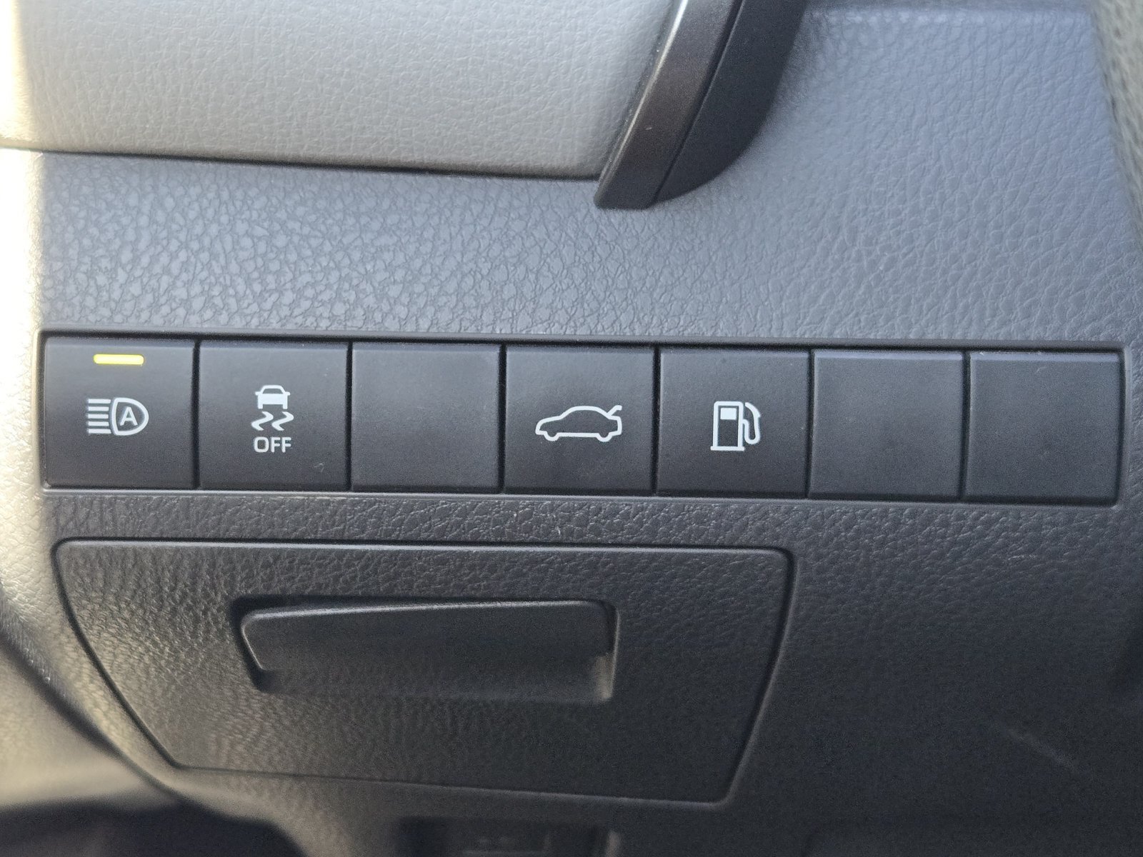 Used 2018 Toyota Camry LE FWD image 25